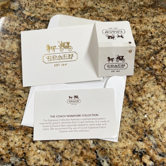 NWT. Coach Poppy wristlet - Picture 3 of 8